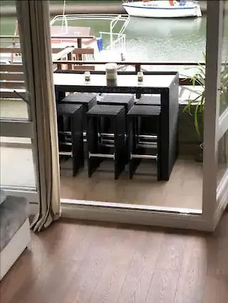 Les Pieds Dans L'eau *